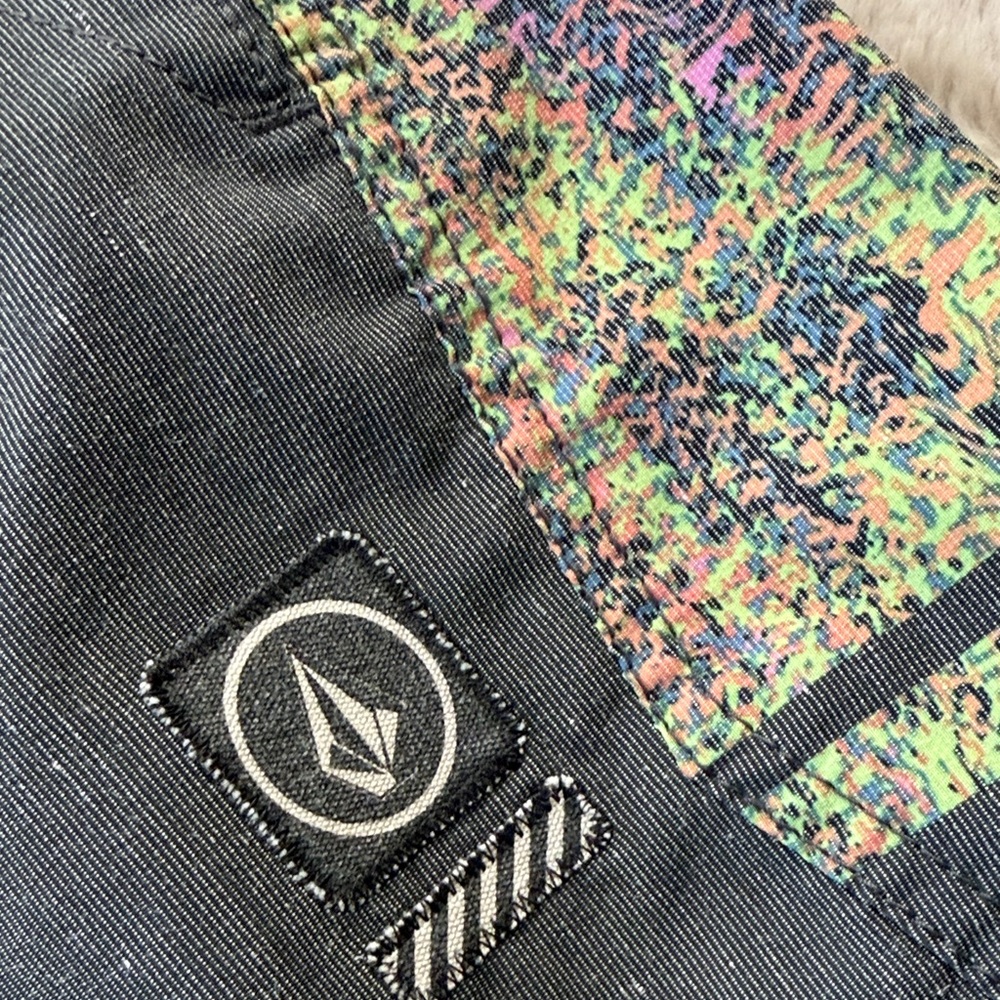 Volcom Men's Multicolor Patterned Board Shorts - image 3